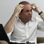 El exjefe paramilitar Salvatore Mancuso gesticulando durante una entrevista con Reuters en Itagui, Colombia. REUTERS/Fredy Amariles