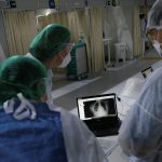 Profesionales de la salud observan examen de paciente con Covid-19 en un hospital de Río de Janeiro.REUTERS/Ricardo Moraes