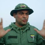 El jefe de los escuadrones paramilitares de ultraderecha Salvatore Mancuso habla con periodistas en Campo Dos, zona rural del municipio de Tibú, en el departamento de Norte de Santander,. REUTERS/Daniel Muñoz