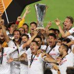 Los jugadores del Sevilla celebran con la copa tras ganar 3-2 la final de la Europa League al Inter de Milán, en el RheinEnergieStadion, Colonia, Alemania -     Lars Baron/Pool vía REUTERS