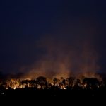 Un tramo de la selva amazónica se incendia mientras madereros y agricultores talan cerca de Humaita, en el estado de Amazonas, Brasil. REUTERS/Ueslei Marcelino