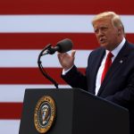 El presidente de los Estados Unidos, Donald Trump, pronuncia unas palabras en el acorazado USS Carolina en el Norte en Wilmington, Carolina del Norte, EEUU. REUTERS/Leah Millis