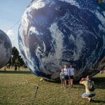 Modelo inflable gigante de la luna y el planeta tierra exhibido a los turistas del Observatorio y Planetario de Brno, República Checa ( Lukas Kabon - Agencia Anadolu )