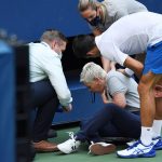 El tenista Novak Djokovic y un oficial del torneo observan a una jueza de línea que recibió un golpe con una pelota de parte del serbio, durante el partido con el español Pablo Carreño Busta en el Abierto de EEUU, en Flushing Meadows, Nueva York, EEUU. Septiembre 6, 2020. Foto Danielle Parhizkaran-USA TODAY Sports