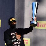 El piloto británico Lewis Hamilton de Mercedes celebra con el trofeo en el podio luego de ganar el Gran Premio de Toscana de la Fórmula Uno en el circuito de Mugello, Scarperia e San Piero, Italia. 13 de septiembre, 2020. Pool via REUTERS/Jennifer Lorenzini