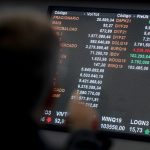 Los tipos de cambio del euro y el dólar estadounidense se ven en un tablero electrónico en la Bolsa de Valores B3 de Brasil, en São Paulo. REUTERS/Amanda Perobelli