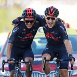 Los ciclistas del equipo INEOS Grenadiers Michal Kwiatkowski y Richard Carapaz celebran al cruzar la línea de meta en la etapa 18 del Tour de Francia. REUTERS/Stephane Mahe/Pool