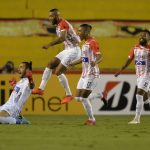 Sebastián Viera celebra gol de tiro libre en el triunfo 1-2 de Junior ante Barcelona