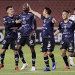 Beder Caicedo, de Independiente del Valle, celebra su quinto gol con sus compañeros de equipo. Pool vIa REUTERS/Franklin Jacome -