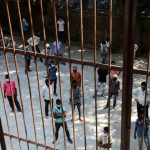 Varias personas esperan para someterse al test de la COVID-19 en Nueva Delhi, India. REUTERS/Anushree Fadnavis