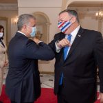 El presidente colombiano, Iván Duque, y el secretario de Estado de Estados Unidos, Mike Pompeo, se saludan de codo antes de una reunión en Bogotá, Colombia, 19 de septiembre, 2020. Cortesía de la Presidencia Colombiana / vía REUTERS