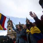 Estudiantes y trabajadores participan en una jornada de protesta contra la política económica y social del Gobierno colombiano y contra la violencia policial en la Plaza de Bolívar de Bogotá, Colombia, 21 de septiembre, 2020. REUTERS/Luisa González