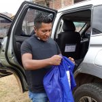 El líder indígena, Edwin Mauricio Capaz, se pone un chaleco antibalas frente a un vehículo blindado en el municipio de Santander de Quilichao, Colombia, 31 de julio, 2019. REUTERS/Javier Andrés Rojas