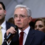 El expresidente colombiano Álvaro Uribe durante una conferencia de prensa tras una audiencia privada en la Corte Suprema REUTERS/Luisa González/