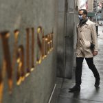 Hombre con mascarilla caminando por Wall Street, en Nueva York, EEUU. REUTERS/Lucas Jackson