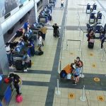 Cerca de 185 pasajeros esperan para abordar un vuelo a Bogotá, Colombia en el Aeropuerto Internacional de Tocumen en la Ciudad de Panamá, Panamá. Copa Airlines comenzó a realizar una pequeña cantidad de vuelos luego de que el Gobierno de Panamá autorizara la apertura limitada del Aeropuerto Internacional de Tocumen. REUTERS