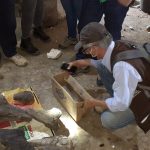 Los restos fósiles de un mastodonte encontrados por mineros se ven dentro de una mina de oro en Risaralda (CARDER)/Handout vía REUTERS
