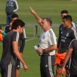 Gerardo Martino dando indicaciones en entrenamiento de selección México. Ciudad de México. REUTERS/Henry Romero
