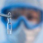 Un trabajador sosteniendo un vial con la vacuna del RDIF contra el coronavirus, en Moscú. Andrey Rudakov/Handout via REUTERS