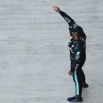 El piloto británico de Mercedes Lewis Hamilton celebra la "pole" en el Gran Premio de Rusia de Fórmula Uno, en el circuito de Sochi, Rusia. Pool vía Reuters/Kirill Kudryavtsev