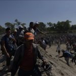 Cientos de migrantes en su mayoría hondureños intentan ingresar a México a principios de 2020. (Fabricio Alonzo - Agencia Anadolu)