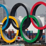 Los anillos olímpicos junto a una bandera de Japón en Odaiba Marine Park, Tokio REUTERS/Kim Kyung-Hoon