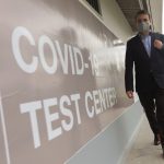 Foto de archivo. Un hombre con mascarilla camina cerca de la entrada del laboratorio Synlab, donde se procesan las pruebas para el coronavirus (COVID-19) en el aeropuerto El Dorado de Bogotá, Colombia, 23 de septiembre, 2020. REUTERS/Luisa González