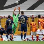 El arquero Altay Bayindir, del Fenerbahce, salva a su equipo durante el derbi de la semana 3 de la Superliga de Turquía entre Galatasaray y Fenerbahce en el Estadio Ali Sami Yen en Estambul, Turquía, el 27 de septiembre de 2020 ( Onur Çoban - AA )