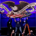 Equipos preparan el salón para el primer debate electoral entre el presidente de Estados Unidos, Donald Trump, y su rival demócrata y exvicepresidente, Joe Biden, en Cleveland, Ohio, Estados Unidos. 28 de septiembre, 2020. REUTERS/Brian Snyder