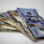 Billetes de reales brasileños y dólares una casa de cambio en Río de Janeiro, Brasil. REUTERS/Ricardo Moraes/File Photo