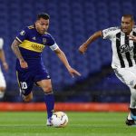 Carlos Tévez de Boca Juniors en acción con Paulo da Silva del Libertad. Pool via REUTERS/Agustin Marcarian