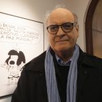 El dibujante argentino Joaquín Lavado, también conocido por su seudónimo Quino, posa frente a su personaje cómico más famoso, Mafalda, durante la ceremonia de apertura de la exposición de sus obras en el Museo del Humor de Buenos Aires, Argentina. REUTERS/Enrique Marcarián