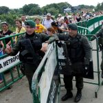 Miembros de la Policía colombiana observan el paso de personas en el puente internacional Simón Bolívar entre Colombia y Venezuela, cerca a Cúcuta. REUTERS/Luisa González