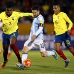 Lionel Messi esquiva Marca de Robert Arboleda  y Jefferson Intriago. REUTERS Henry Romero