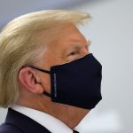 El presidente de Estados Unidos, Donald Trump, usa una mascarilla durante un recorrido por el Centro de Innovación de Fujifilm Diosynth Biotechnologies, una planta de fabricación farmacéutica donde se están desarrollando componentes para una posible vacuna candidata para el coronavirus en Morrisville, Carolina del Norte, Estados Unidos, Foto REUTERS / Carlos Barria