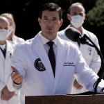 Dr. Sean Conley, médico de la Casa Blanca, en una rueda de prensa en la que reportó el estado de salud del presidente de EEUU, Donald Trump. REUTERS/Ken Cedeno