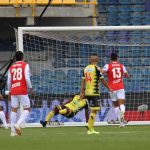 Jorge Ramos del Santa Fe dispara para anotar el primer gol de su equipo durante partido entre Independiente Santa Fe y Alianza Petrolera por la fecha 12 de la Liga BetPlay DIMAYOR I 2020 Foto VizzorImage / Santiago Cortes / Cont