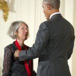 El expresidente de Estados Unidos Barack Obama entrega una medalla a Louise Glück, en Massachusetts. Foto Ron Sachs/CNP/ABACAPRESS.COM