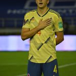 Santiago Arias  lesionado durante el partido de fútbol clasificatorio sudamericano de la Copa Mundial de la FIFA 2022 contra Venezuela en el Estadio Metropolitano Roberto Meléndez en Barranquilla, Colombia, el 9 de octubre de 2020, en medio de la pandemia del nuevo coronavirus COVID-19. (Foto de Mauricio Dueñas / POOL / AFP)
