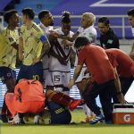 Santiago Arias de Colombia yace lesionado durante el partido de fútbol clasificatorio sudamericano de la Copa Mundial de la FIFA 2022 contra Venezuela en el Estadio Metropolitano Roberto Meléndez en Barranquilla, Colombia, el 9 de octubre de 2020, en medio de la pandemia del nuevo coronavirus COVID-19. (Foto de Mauricio Dueñas / POOL / AFP)