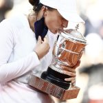 Swiatek gana Roland Garros y logra un título histórico para el tenis polaco
La polaca Iga Swiatek besa el trofeo mientras celebra después de ganar el Abierto de Francia. REUTERS / Gonzalo Fuentes