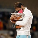 El español Rafael Nadal con el trofeo después de ganar la final del Abierto de Francia contra el serbio Novak Djokovic. REUTERSChristian Hartmann