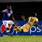 .Andrés Román de Millonarios y Álvaro Angulo de Rionegro Águilas Doradas disputan el balón, durante partido entre Millonarios y Rionegro Águilas Doradas de la fecha 13 por la Liga BetPlay DIMAYOR 2020  foto VizzorImage / Luis Ramirez / Staff