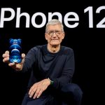 El presidente ejecutivo de Apple, Tim Cook, posa con el nuevo iPhone 12 Pro. Brooks Kraft/Apple Inc./vía REUTERS