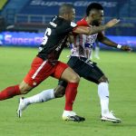 Miguel Ángel Borja de Atlético Junior y Juan Pablo Segovia de América de Cali disputan el balón, durante partido entre Atletico Junior y America de Cali, de la fecha 14 por la Liga BetPlay DIMAYOR 2020  Foto VizzorImage / Jesus Rico / Cont.