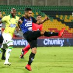 Diego Herazo de Atlético Bucaramanga y Alejandro Artunduaga de Deportivo Pereira disputan el balón, durante partido entre Atlético Bucaramanga y Deportivo Pereira, de la fecha 14 por la Liga BetPlay DIMAYOR 2020 Foto VizzorImage / Jaime Moreno / Cont.