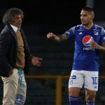 Cristian Arango (#10) de Millonarios celebra con Alberto Gamero después de anotar el primer gol de su equipo durante partido entre Millonarios y Patriotas Boyacá por la fecha 15 de la Liga BetPlay DIMAYOR 2020 Foto VizzorImage / Santiago Cortes / Staff.