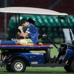 Stefan Medina lesionado en el partido entre selecciones de Chile y Colombia por las eliminatorias de la Conmebol. Pool via REUTERS/Claudio Reyes