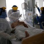 Un médico y enfermeras tratan a un paciente que sufre COVID-19 en la Unidad de Cuidados Intensivos (UCI) del hospital El Tunal de Bogotá, REUTERS/Luisa González