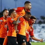 Tete celebra con sus compañeros del Shakhtar Donetsk tras anotar un gol en la victoria 3-2 sobre el Real Madrid por el Grupo B de la Liga de Campeones, Estadio Alfredo Di Stéfano, Madrid, España. REUTERS/Juan Medina